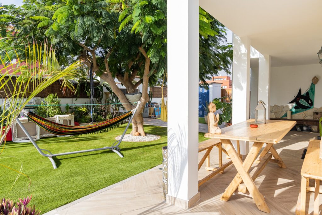 La Cometa — Garden with hammock